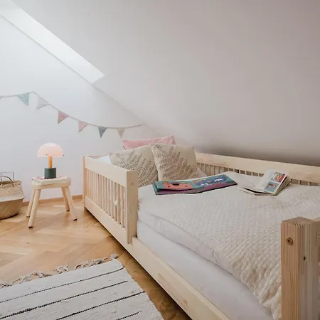 Apartmán Days - Attic Maisonette - Workspace - Netflix - Vinohrady Praha