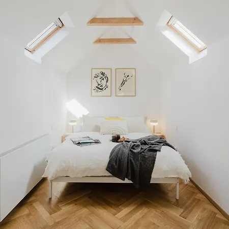 Days - Attic Maisonette - Workspace - Netflix - Vinohrady Praha