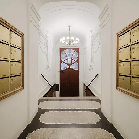 Prague Days - Attic Maisonette With Workspace And Netflix In Vinohrady *