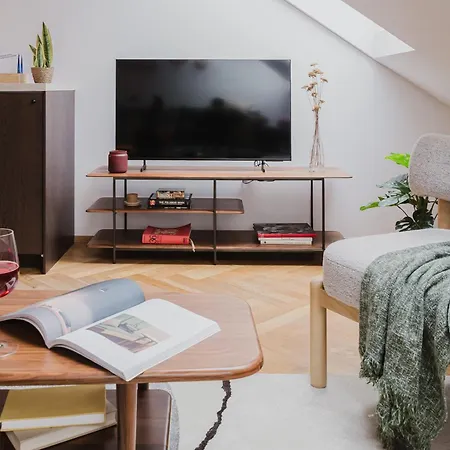 Days - Attic Maisonette - Workspace - Netflix - Vinohrady Praha