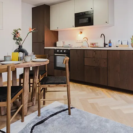 Days - Attic Maisonette - Workspace - Netflix - Vinohrady Apartament